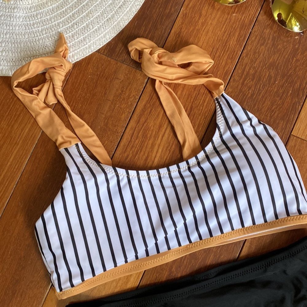 Blooming Jelly Black and White Strip Bikini Top Sz XS NWT